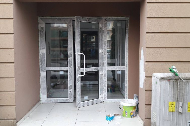 Reglaj Usa intrare in bloc